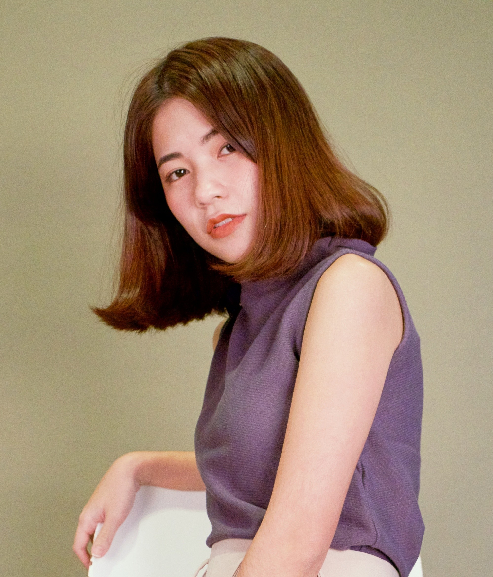 Femme asiatique aux cheveux bruns avec une frange latérale