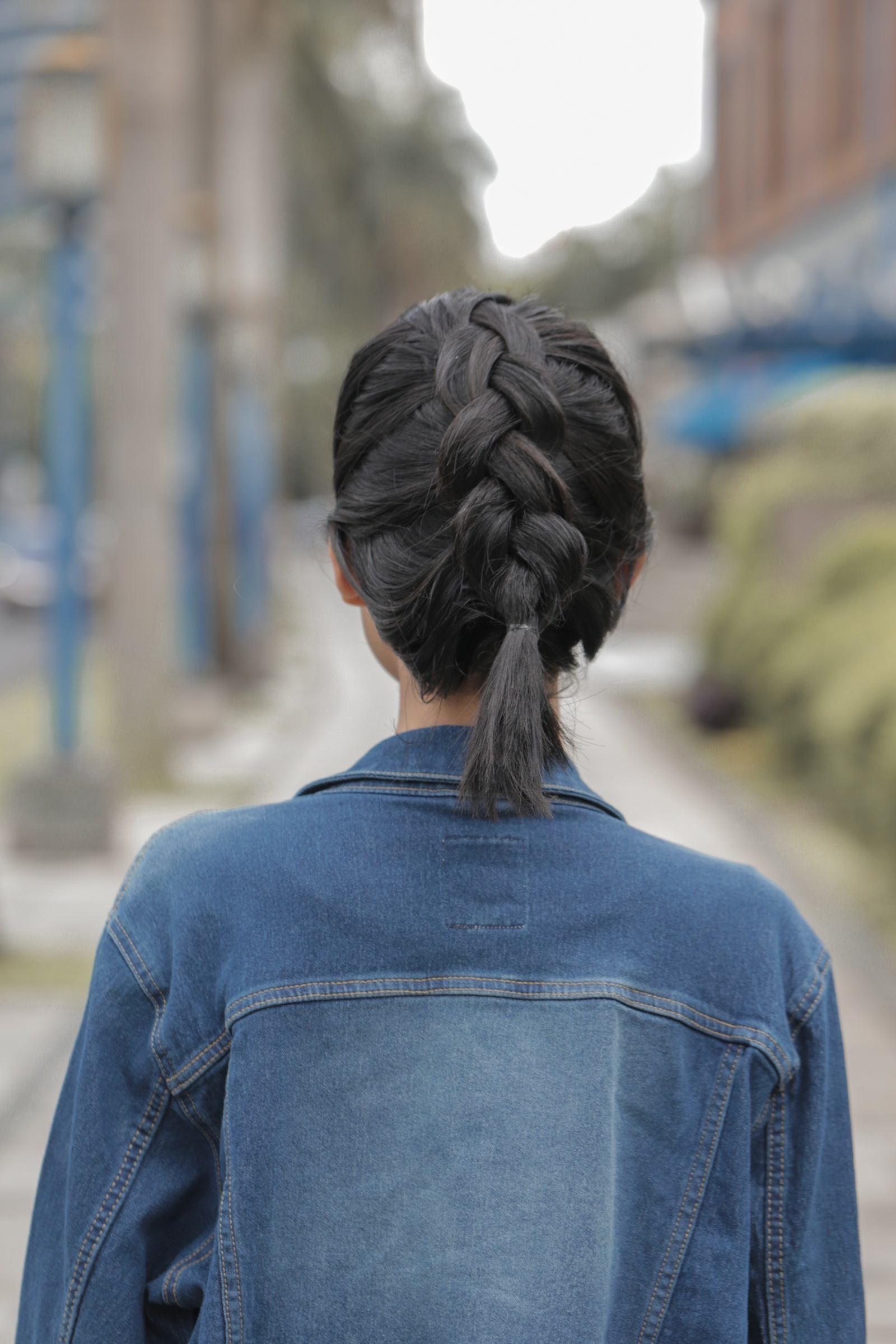 Plan arrière d'une femme asiatique avec des cheveux tressés