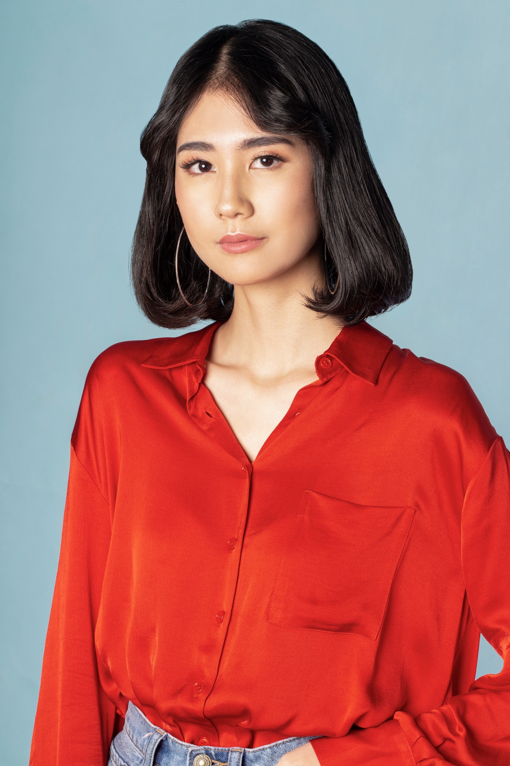 Femme asiatique avec un carré avec une frange de rideau