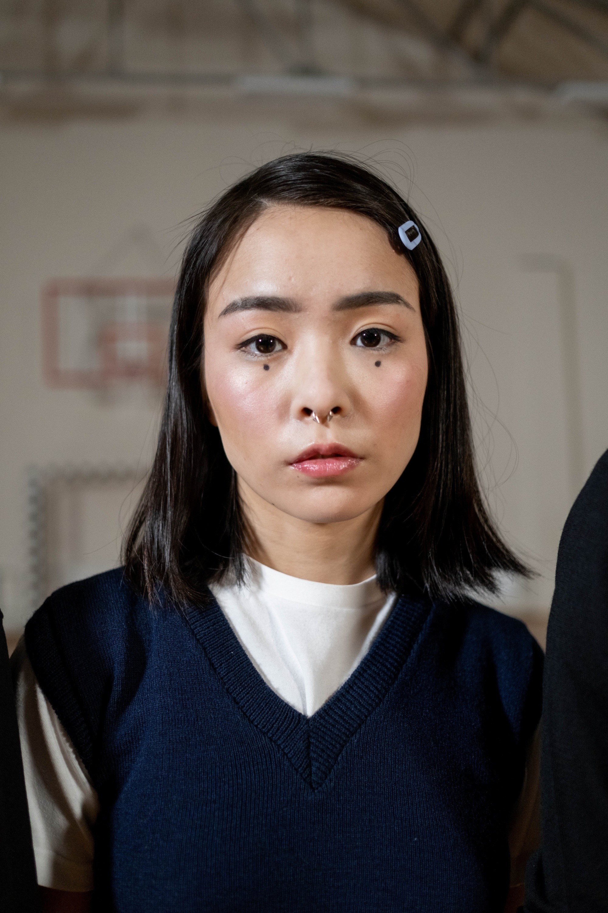 Femme asiatique avec un long carré avec une pince à cheveux