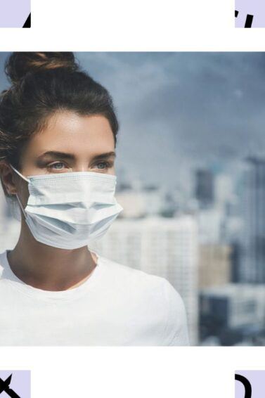 ผู้หญิงสวมหน้ากากอนามัยเลี่ยงมลพิษ ฝุ่น PM 2.5 ทำผมร่วงจริงหรือไม่