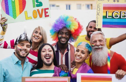 กลุ่ม LGBTQ+ ถือธงและป้ายสัญลักษณ์ในช่วง Pride Month